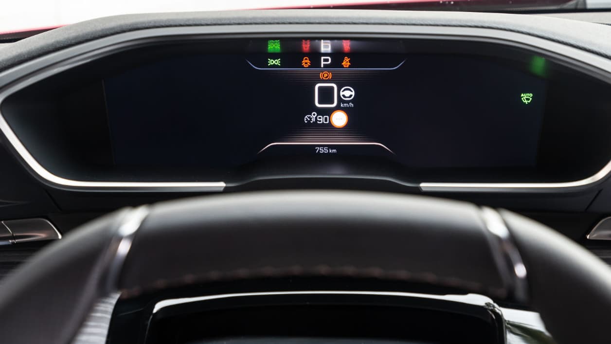 L'écran digital derrière le volant remplace astucieusement un affichage tête haute, avec une demi-douzaine de configurations possibles. L'écran digital derrière le volant remplace astucieusement un affichage tête haute, avec une demi-douzaine de configurations possibles.