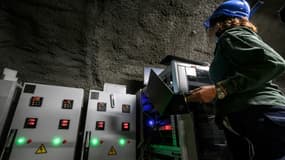 Une scientifique travaille dans un tunnel expérimental pour l'enfouissement des déchets radioactifs au laboratoire international du Mont-Terri, le 6 avril 2022 près de Saint-Ursanne, en Suisse