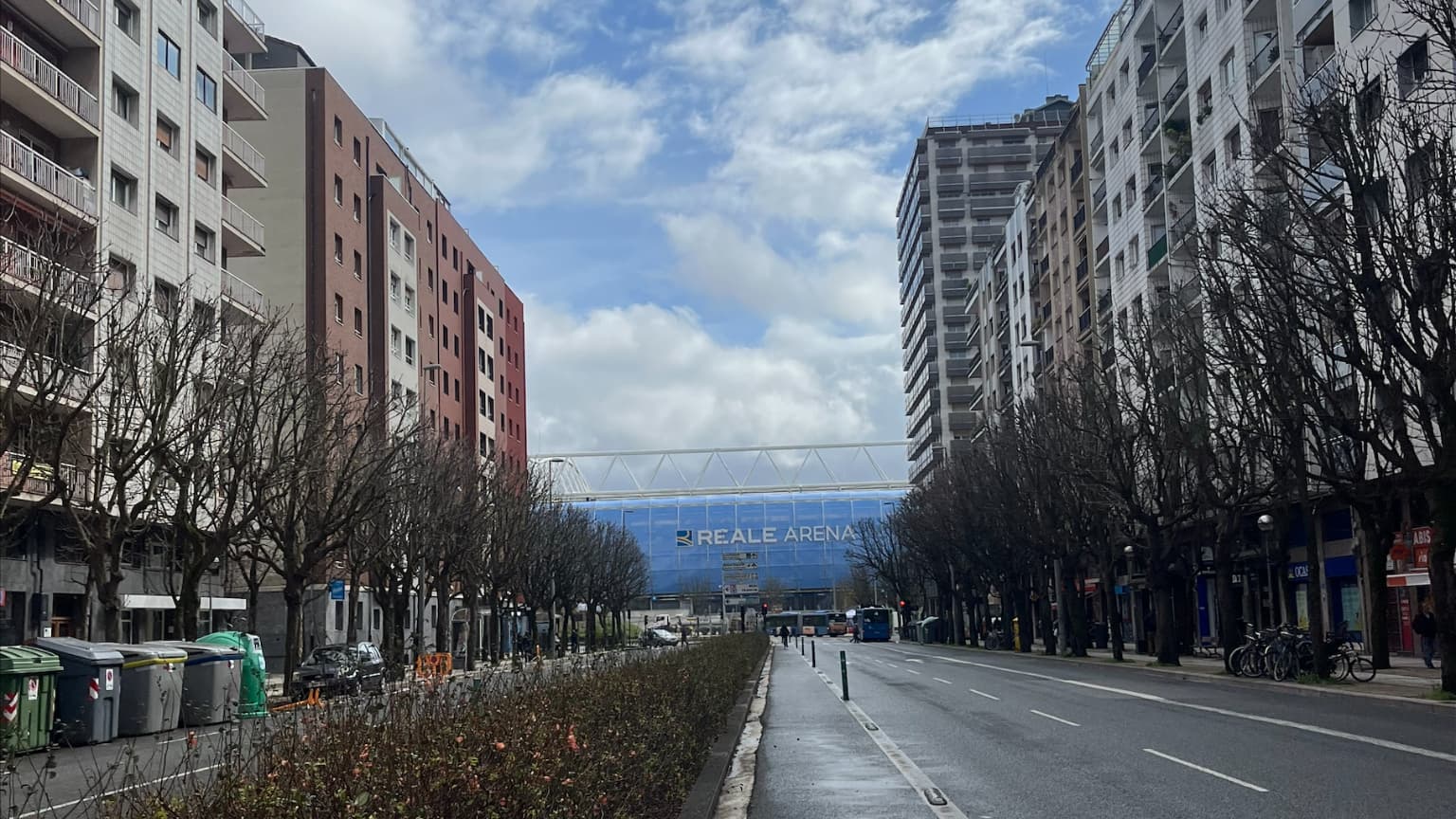 L'avenue à proximité de la Reale Arena. 