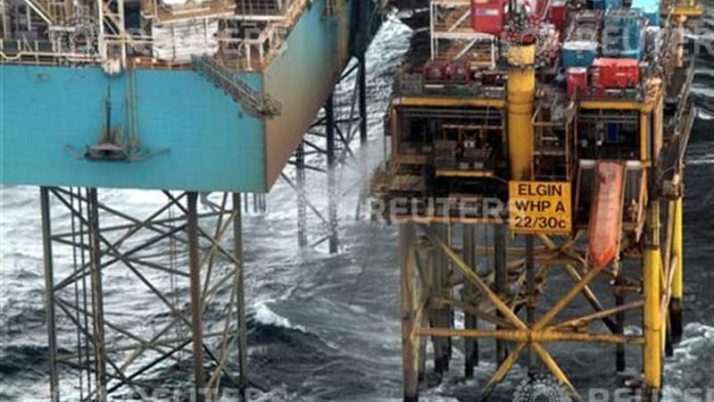 Selon Total, la fuite de gaz survenue dans le champ d'Elgin, en mer du Nord, n'est toujours pas résorbée mais des ingénieurs ont installé des équipements permettant de faire dévier le flux loin de la plate-forme de production. /Photo d'archives/REUTERS/To