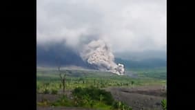 Le volcan Semeru en Indonésie est entré en éruption