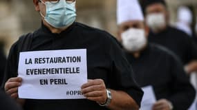 Un travailleur de la restauration événementielle manifeste à Paris le 24 juin 2020