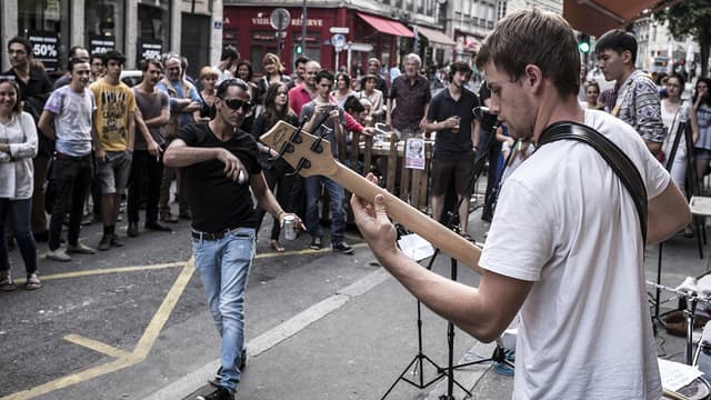 Un groupe joue lors de la Fête de la musique à Lyon en 2015.