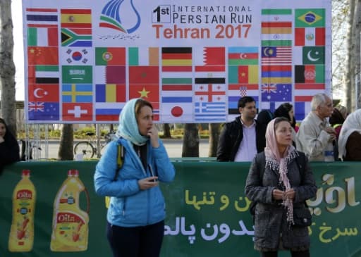 Des participants attendent le début du premier marathon international à Téhéran, le 7 avril 2017