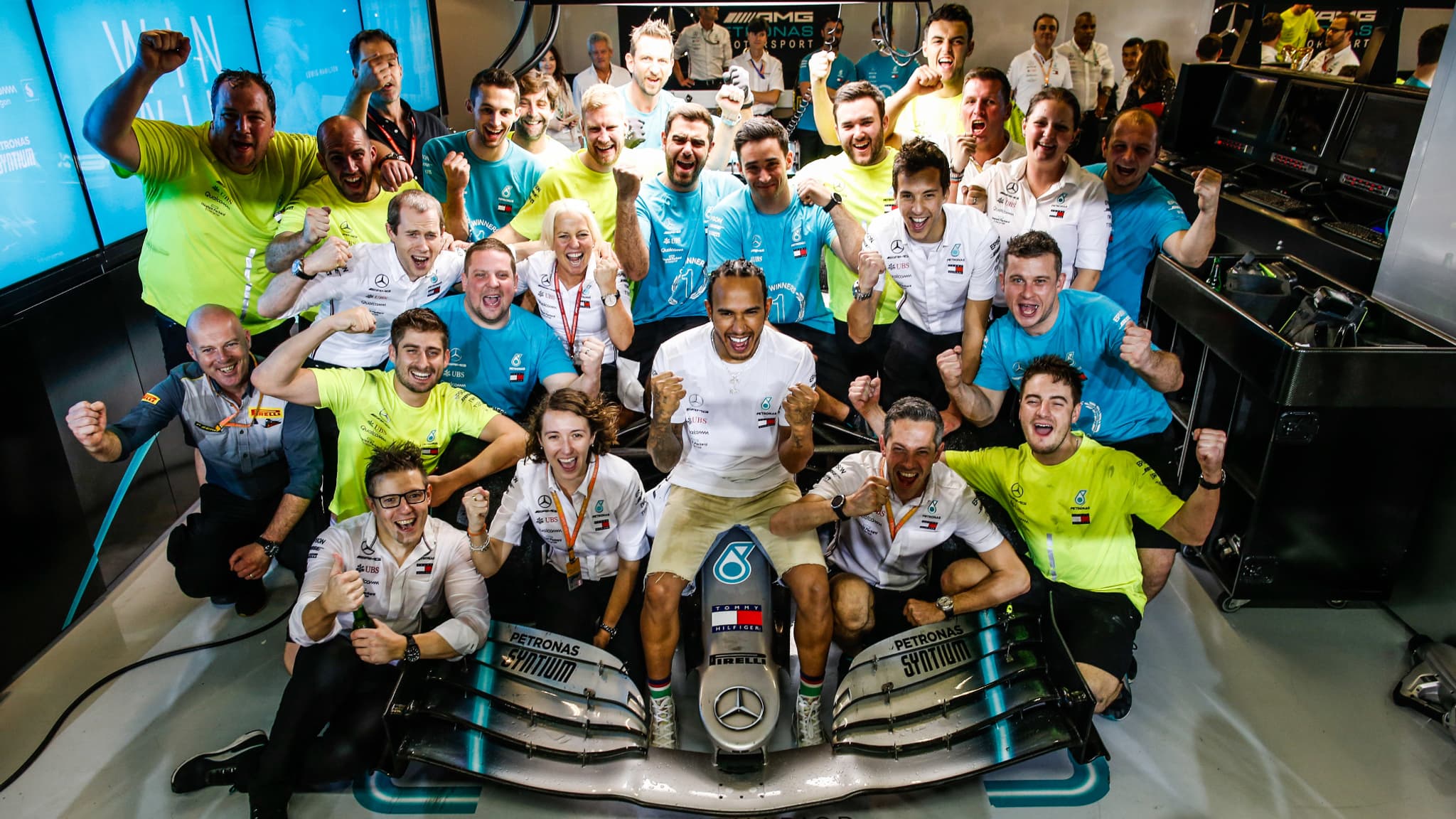 Lewis Hamilton avec l'équipe de Mercedes, à Abu Dhabi le 1er décembre 2019