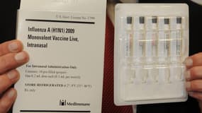 Le Dr Jonathan Fielding, directeur de la santé publique du comté de Los Angeles, montre le nouveau vaccin FluMist en spray nasal contre le virus de la grippe porcine lors d'une conférence de presse à Los Angeles le 8 octobre 2009.