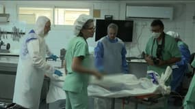 Des médecins du centre national israélien de médecine légale tentent d'identifier les corps des victimes du Hamas. 