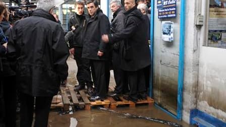 François Fillon à Cherbourg, où il a assuré que le gouvernement "hâterait" le processus de reconnaissance de catastrophe naturelle pour les victimes des fortes inondations qui ont touché la ville pendant le week-end. /Photo prise le 6 décembre 2010/REUTER