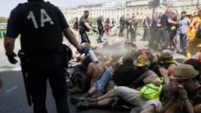 Les CRS ont fait usage de gaz lacrymogène pour faire évacuer des militants du Pont de Sully à Paris.