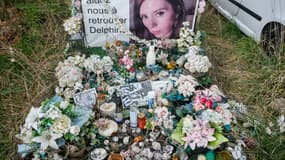 Des bougies, des fleurs et un portrait de Delphine Jubillar déposés devant sa maison à Cagnac-les-Mines, le 6 mars 2025 dans le Tarn
