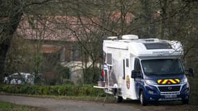 Un fourgon de la gendarmerie à l'entrée de la maison d'un couple de Britanniques, âgés d'une soixantaine d'années, retrouvés morts le 6 février 2025 à Villefranche-de-Rouergue.