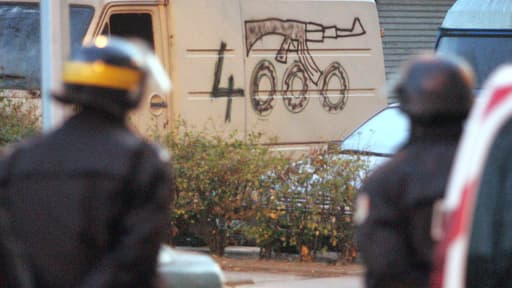 Graffiti dans la cité des 4000, à La Courneuve, où opérait le clan Ben Faïza. Ici lors d'une opération de police le 31 janvier 2006.