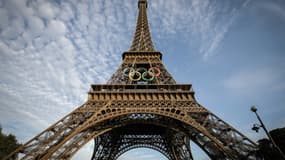 Les anneaux olympiques sur la tour Eiffel à Paris, le 6 septembre 2024