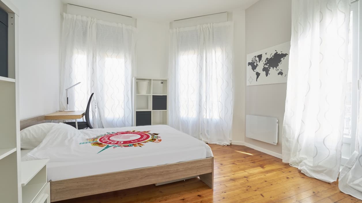 Cette chambre spacieuse dispose d'une salle de bain et de WC privatifs. Cette chambre spacieuse dispose d'une salle de bain et de WC privatifs.