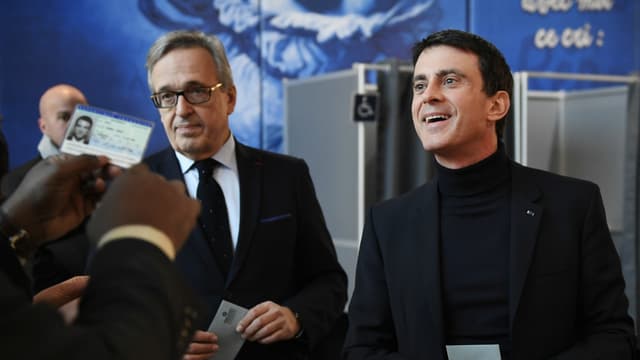 Francis Chouat et Manuel Valls votant pour le second tour de la primaire à gauche le 29 janvier 2017.