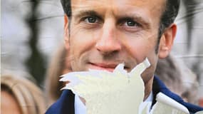 Une affiche électorale déchirée du président 
Emmanuel Macron, candidat  LREM à la présidentielle, le 31 mars 2022 à Marseille