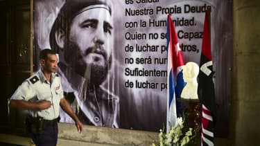 Un policier passe devant un portrait de Fidel Castro, le 28 novembre, à La Havane.
