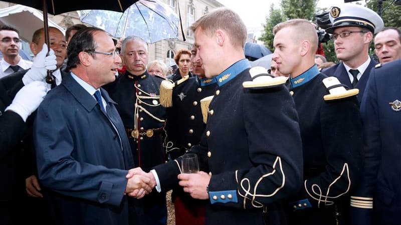 François Hollande lors d'une réception en l'honneur des troupes françaises au ministère de la Défense, à la veille du 14-Juillet. Happé par un agenda international chargé depuis son entrée en fonction, le président de la République va "revenir vers les Fr