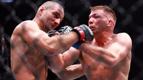 Sean Strickland (à gauche) et Dricus du Plessis lors de leur premier combat pour le titre des -84 kilos à l'UFC 297 en janvier 2024