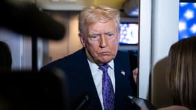 Le président Donald Trump s'adresse à la presse à bord d'Air Force One, alors qu'il est en route vers Washington, DC, le 30 novembre 2025. 