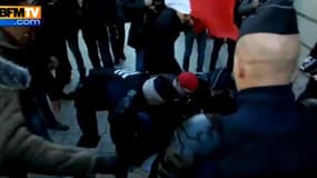 Des policiers interpellent des manifestants ce lundi, en marge des cérémonies du 11 novembre sur les Champs-Elysées.