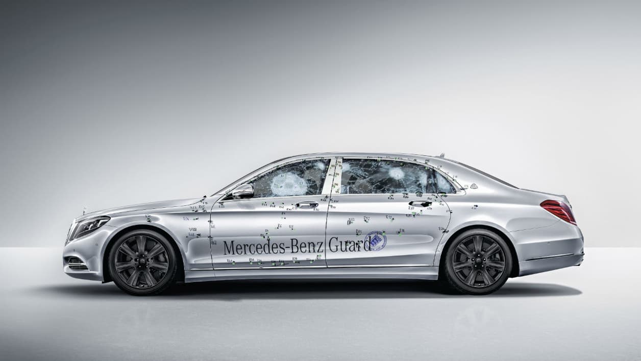 La limousine est blindée pour résister à des tirs de grenade et de roquette, d'où son poids, le double d'une Classe S.