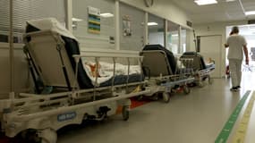 Des malades patientent dans le couloir du service des urgences de l'hôpital d'Arcachon (Gironde), le 10 août 2023 (illustration). 