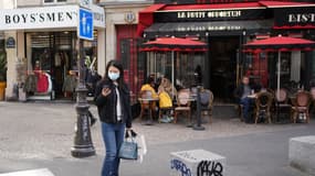 Une passante à Paris.