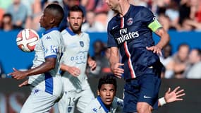 Thiago Motta dispute un ballon sous les yeux de Brandao, au sol