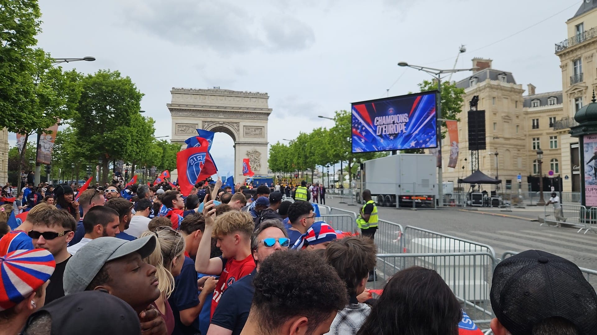 Le PSG vainqueur de la Ligue des champions - Les premiers supporters parisiens arrivent sur les Champs-Elysées, le 1er juin 2025