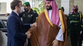 La rencontre entre Emmanuel Macron et Mohammed ben Salmane à Jeddah, en Arabie Saoudite, le 4 décembre 2021.