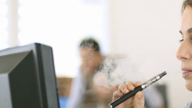 La cigarette électronique désigne un dispositif électrique destiné à inspirer de la vapeur obtenue par l’échauffement d’une solution liquide présente dans le flacon.