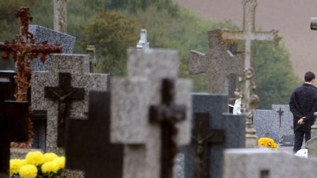 Un homme dans le cimetière de Médréac, en Bretagne, le 1er novembre 2013. (image d'illustration)