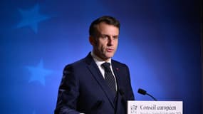 Le président français Emmanuel Macron s'exprime lors d'une conférence de presse à l'issue du Conseil européen à Bruxelles, en Belgique, le 19 décembre 2025.