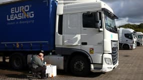 Un chauffeur prend une pause sur l'arrêt routier d'Ashford, point de passage entre Londres et l'Eurotunnel, le 5 octobre 2021