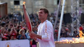 Kevin Mayer avec la flamme olympique à Montpellier le 13 mai 2024.