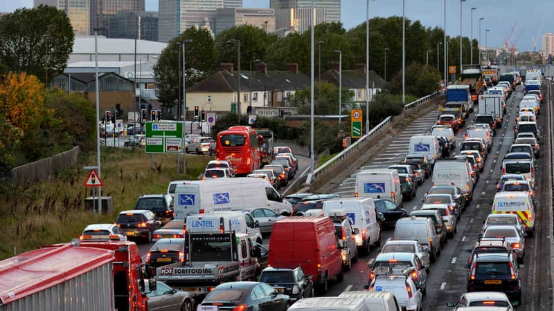Les embouteillages sur l'une des plus grandes autoroutes de Londres (Grande-Bretagne).
