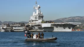 Le porte-avions Charles-de-Gaulle, quittant la rade Toulon mercredi 18 novembre.