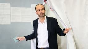 Le député et coordinateur de La France insoumise, Manuel Bompard, votant à Marseille le 30 juin 2024