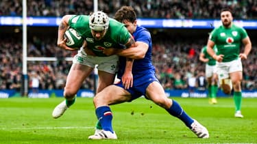 Antoine Dupont stoppant Mack Hansen lors d'Irlande-France