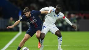 Khvicha Kvaratskhelia au duel avec Yoram Zague lors de PSG-Auxerre (2-0, L1), le 27 septembre 2025.