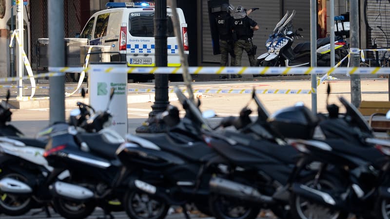 Des policiers en intervention à Barcelone. 