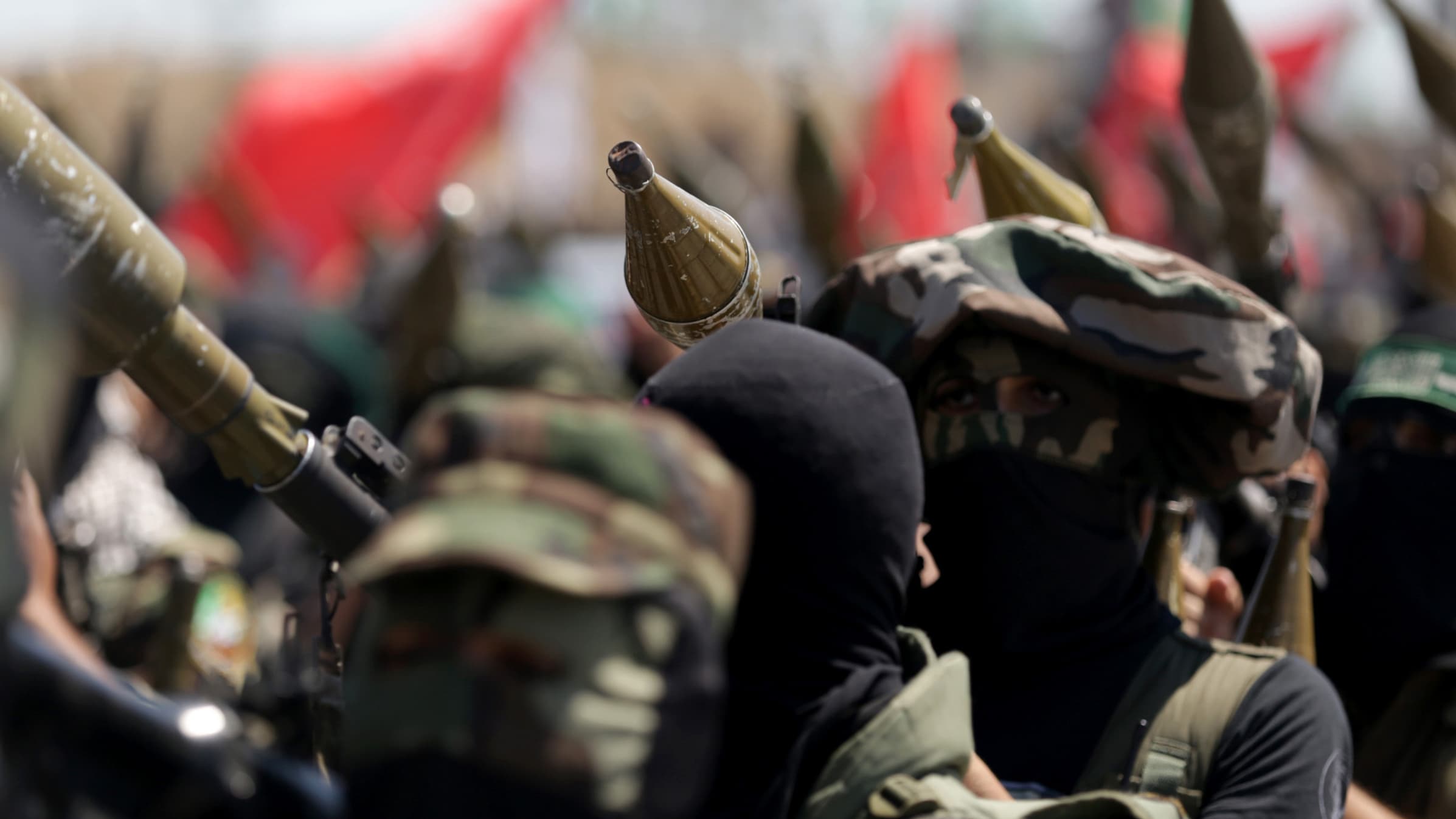 Des Palestiniens portent des roquettes lors d'une manifestation contre le processus de paix israélo-palestinien, en septembre 2013. Des Palestiniens portent des roquettes lors d'une manifestation contre le processus de paix israélo-palestinien, en septembre 2013.