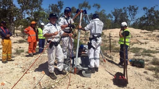 Photo diffusée le 18 décembre sur le compte Facebook de la police de Nouvelle-Galles du Sud montrant les opérations de secours pour sortir une jeune Australienne prise au piège au fond d'un puits de mine désaffecté à Lightning Ridge