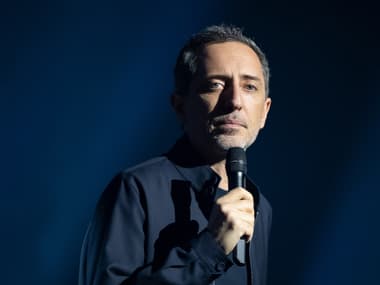 Gad Elmaleh lors d'un spectacle en mars 2022 à Paris. 