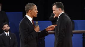 Barack Obame et Mitt Romney lors du deuxième débat télévisé qui les a opposé, le 16 novembre 2012