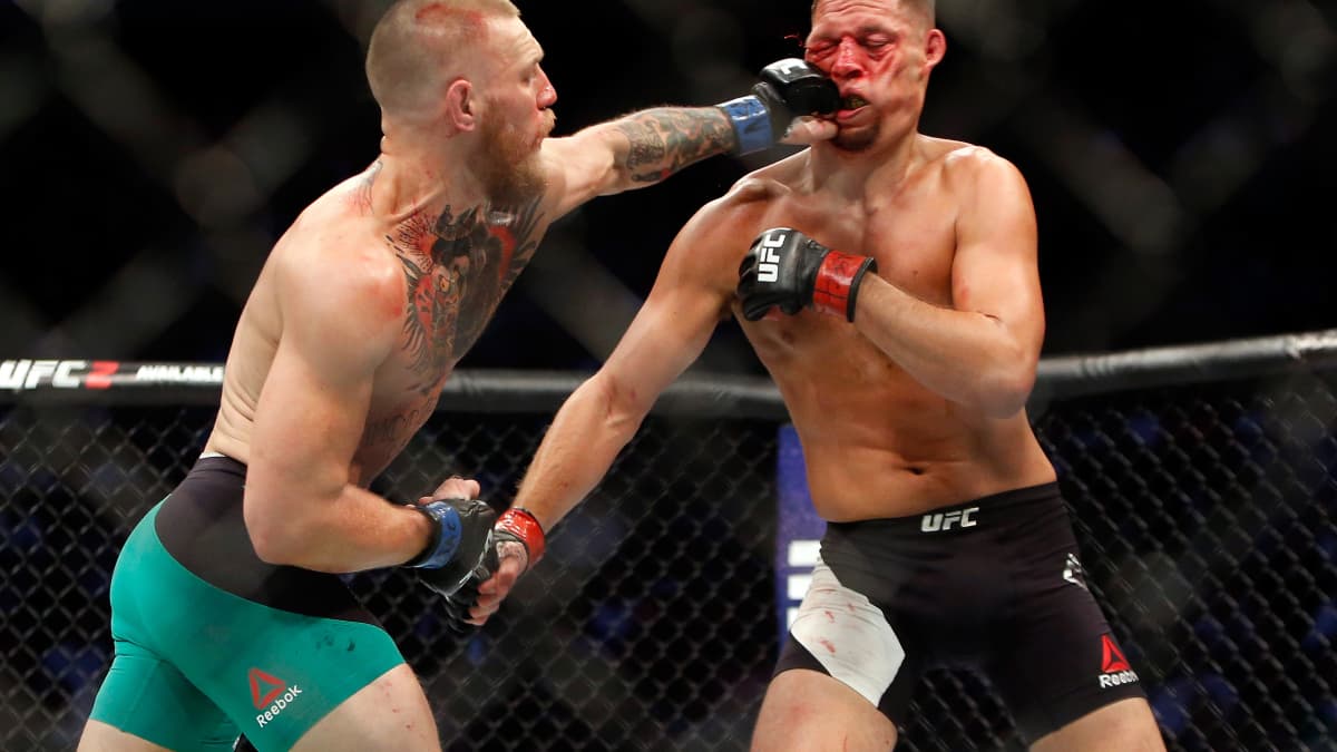 Conor McGregor (à gauche) fait parler sa gauche face à Nate Diaz en août 2016