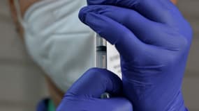 Une infirmière prépare un vaccin AstraZeneca contre le Covid-19 pour l'administrer à un collègue au KC General Hospital de Bangalore le 16 janvier 2021