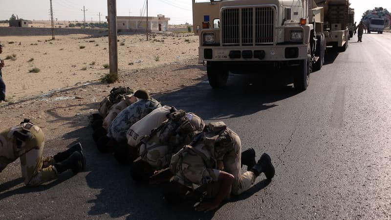 Des soldats égyptiens déployés dans le nord du Sinaï prient, le 16 juillet dernier.