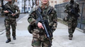 Des soldats patrouillent dans Paris le 31 décembre 2015